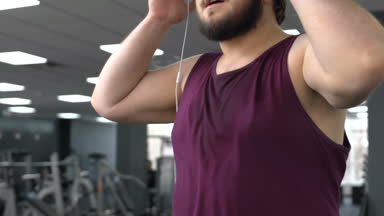 Yürüyüş spor salonu koşu parkuru, dayanıklılık, sağlık üzerinde kulaklık ilham şişko adam