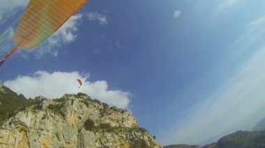 Gökyüzü, doğa sporları etkinliği tatil keyfi kişi yamaç paraşütü görünümünü