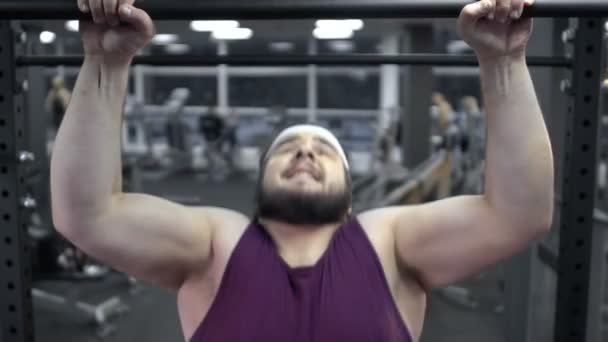 Homem gordo fazendo pull ups no clube de esporte, estilo de vida saudável, desejo de perda de peso — Vídeo de Stock