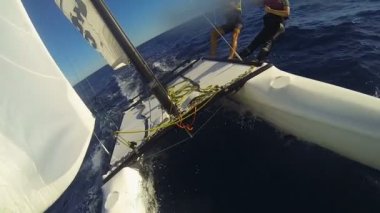 Katamaran, gövde üzerinde durarak kontrol çift hızla üzerinde yelken windsurf