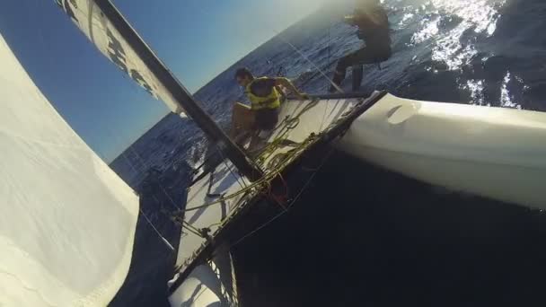 Mann und Frau genießen extreme Ruhe, Segelboot auf offener See, Sommerurlaub — Stockvideo