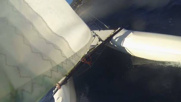 Vue des coques et voile de catamaran de planche à voile naviguant sur les vagues à grande vitesse — Video