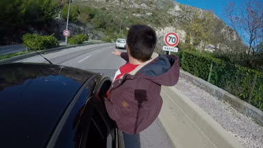 Yolcu araba hareket pencereden dışarı alır, çerçeve üzerinde oturur ve geriye doğru eğilir