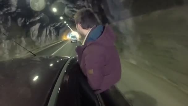 Le gars sort de la fenêtre et s'assoit sur son cadre, la voiture sort tunnel à grande vitesse — Video