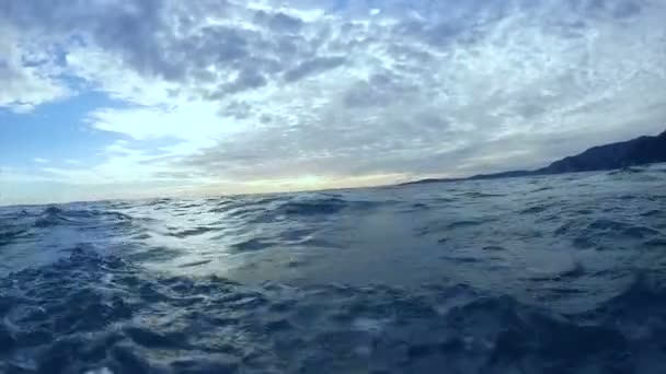 Las olas del mar y el cielo visto desde la lancha rápida que se mueve a través del mar, el agua golpea barco — Vídeos de Stock