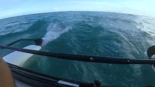 Catamaran à grande vitesse se déplaçant rapidement à travers la mer, touriste bénéficiant d'un repos d'été extrême — Video