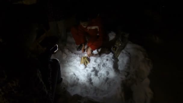 Mensen maken brand in donkere koude bos in de winter, overlevende na verdwalen — Stockvideo