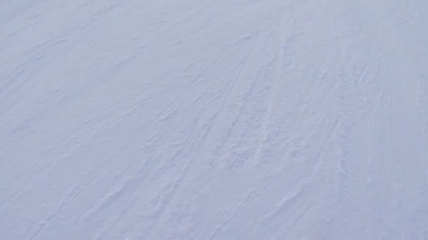 Piste de ski enneigée, point de vue de la personne ski ou snowboard descente à la station d'hiver — Video