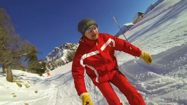 Guy naar beneden helling op heldere dagen nemen selfie video, extreme wintersport — Stockvideo