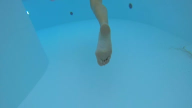 Yüzme Havuzu, rahatlatıcı yaz Resort, suda aqua fitness Bikini kız