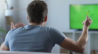 Futbol televizyonda maç evde, sonuç ile hayal kırıklığına izlerken duygusal fan