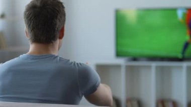 Televizyon, sonuç, arkadan görünüm ile hayal kırıklığına oyunu izlerken sinir adam