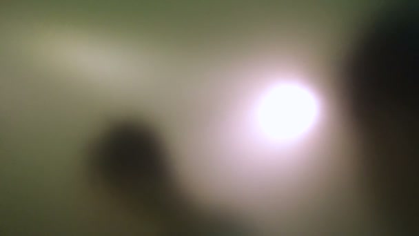 Высокий человек галлюцинирует, видя расплывчатые инопланетные силуэты людей вокруг — стоковое видео