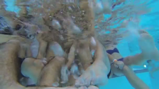 Unterwasserkamera filmt Unterkörper von Menschen, die auf Schritt und Tritt im Pool sitzen — Stockvideo