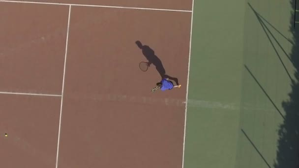 Sportiga mannen utbildning på tennisbana, worldwide populär sport, ovanifrån — Stockvideo