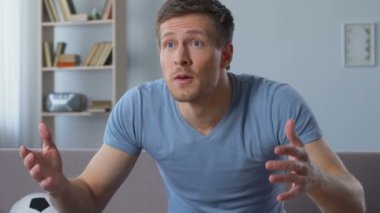 Evde oyun izlerken, takım kaybetme hayal kırıklığı ifade yakışıklı adam
