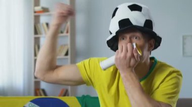 Oyunu izlerken, gol kutluyor fan boynuz ile Brezilya'dan enerjik destekçisi