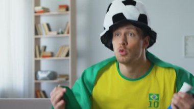 Televizyonda futbol maç izlerken, fan boynuz üfleme ve tezahürat Brezilya destekçisi