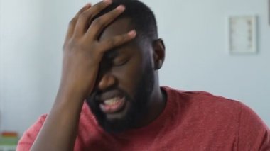 Afrika kökenli Amerikalı adam sonuç ile hayal kırıklığına televizyonda maç izlerken rahatsız