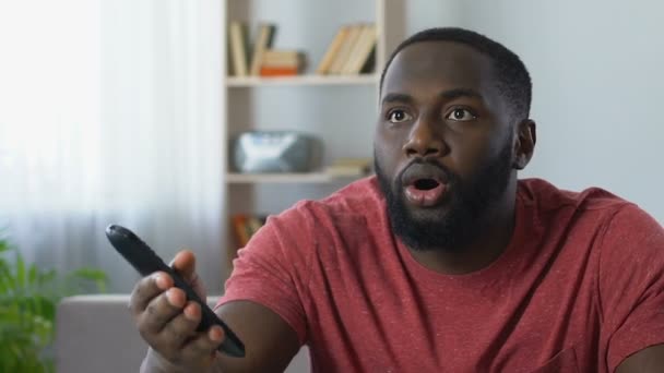 Afro-Amerikaanse man kijken thuiswedstrijd op Tv, teleurgesteld met het resultaat — Stockvideo