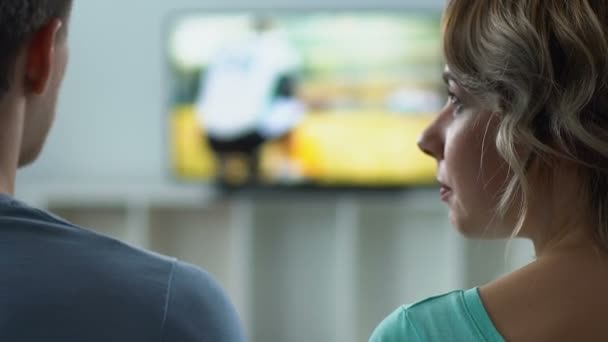 Missnöjd kvinna gräl med man titta på fotboll på Tv, konflikt — Stockvideo