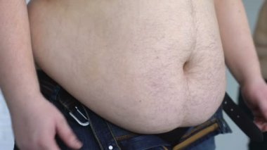 Kot, sıkıştırma adam mide yağlardan, hormonal hastalık acı kilolu