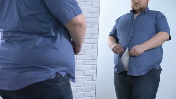 Plump mannen knäppning upp tight tröja, överdimensionerade kläder problem, utseende — Stockvideo