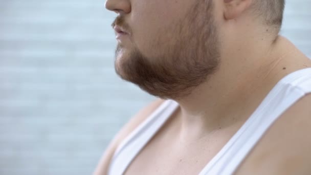 ミラー、過食の問題、健康の食事療法の彼の二重あごを見て独身 — ストック動画