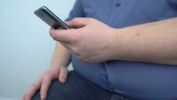 Överviktig man maskinskrivning smartphone meddelande, fitness träningsprogram online, kost — Stockvideo