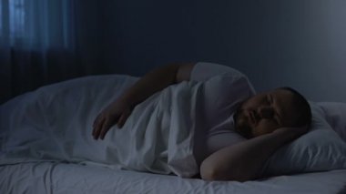 Yatakta, sağlık problem aşırı kilo, apnoe neden savurma şişman Uyuyan adam