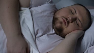 Tombul adam gece süre boyunca, horlama uyku bozukluğu kilolu tarafından neden