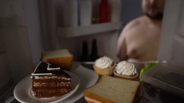 Kremalı pasta buzdolabı, lezzetli tatlı, lokanta gece alarak aç bekarlığa veda