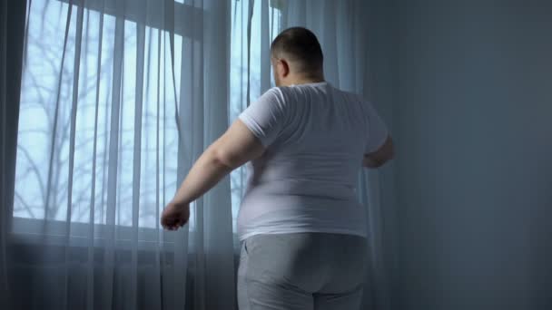 Overweight male doing morning exercises at home, lack of physical activity — Stock Video