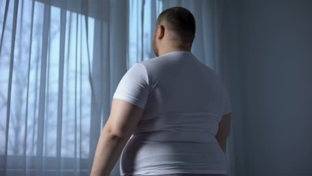 Homem gordo que se estende para trás músculos, sentindo-se pesado e desconfortável, mobilidade pobre — Vídeo de Stock