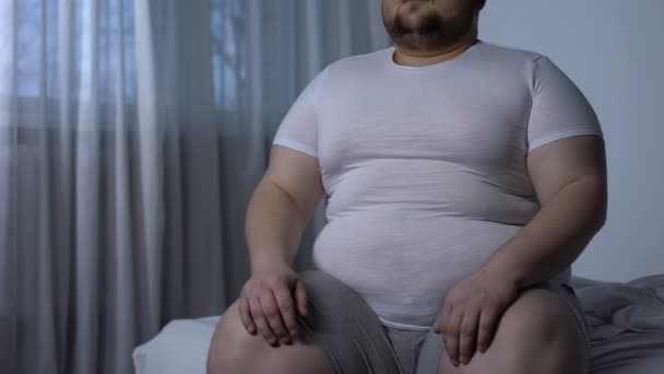 Túlsúlyos férfi szenved, mellkasi fájdalom, magas vérnyomás, koleszterin szint — Stock videók