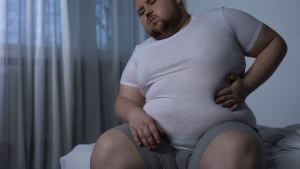 Grande jovem que sofre de dor de estômago, refluxo ácido, doença hepática gorda, dieta — Vídeo de Stock