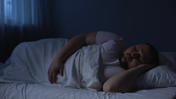 Homme dodu dormant au lit, relaxant la nuit sur un matelas confortable, se reposer — Video