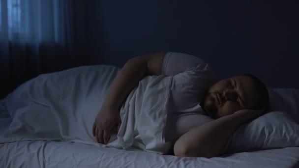 Otyły człowiek podrzucanie w łóżku w nocy, spanie, choroba, choroba bezsenność, senny — Wideo stockowe