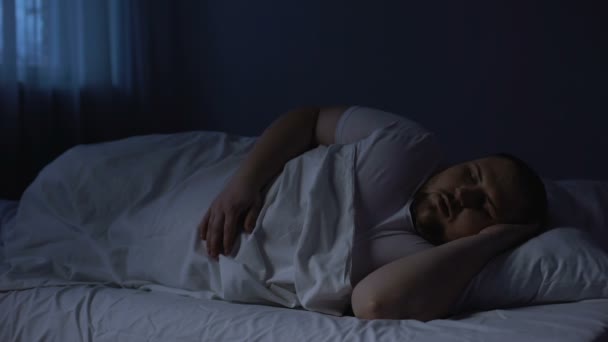 Homme ronflant la nuit au lit, apnée du sommeil, essoufflement, asthme — Video