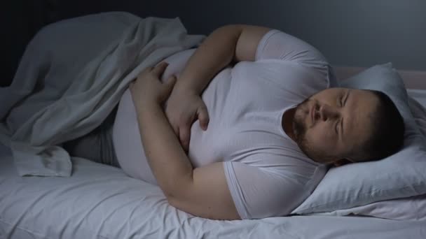 Tlustý Muž trpí bolesti žaludku, v noci, zdravotní problém, nepříjemný pocit vředu