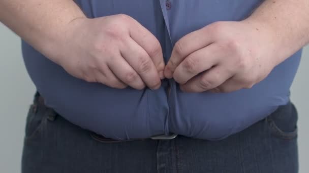 Fat man die veel moeite om omhoog zijn shirt op enorme buik, obesitas knoop — Stockvideo