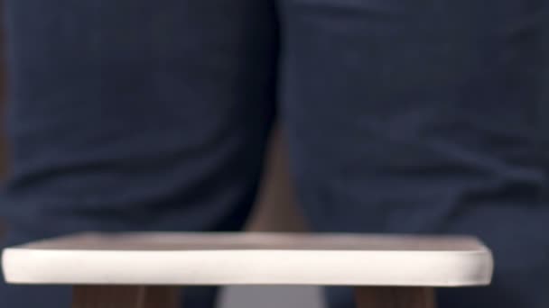 Énorme fesse en jeans maladroitement assis sur un petit tabouret, personne avec un poids supplémentaire — Video