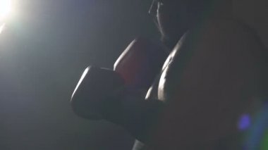 Spor salonunda boks, kötü anıları mücadele adam kilolu geçmiş, zorbalık kurbanı