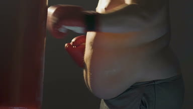 Aktif olarak spor salonunda eğitim ve diyet ilave ağırlık ile mücadele adam kilolu