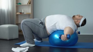 Tembel şişko lisans topu ev, güç ve dayanıklılık eksikliği üzerinde halter kaldırma