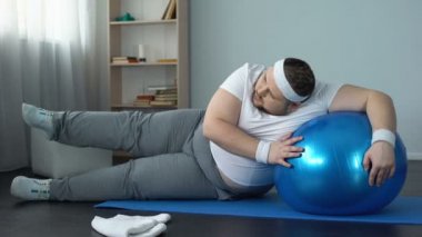 Obez erkek ev egzersiz programı, fitness rutin, hedef bitirmek için mücadele