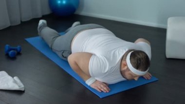 Yoga mat, egzersiz, sağlık plank yapamaz yatan şişman zayıf adam