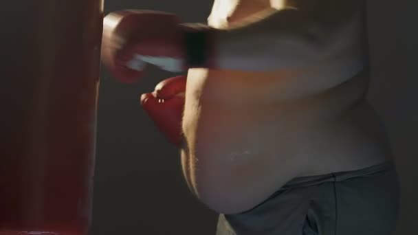 Толстяк борется с лишним весом активно тренируется в тренажерном зале и диете — стоковое видео
