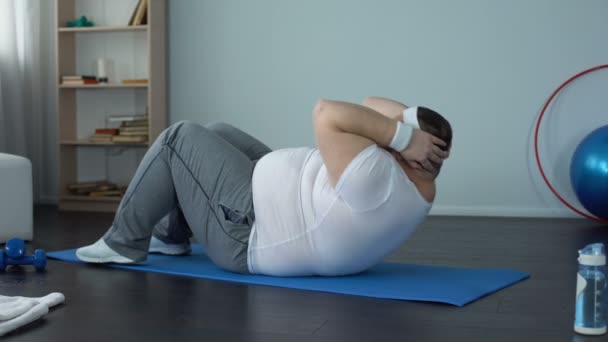 Hombre gordo del vientre haciendo crujidos, programa de acondicionamiento físico para la pérdida de peso, estilo de vida saludable — Vídeos de Stock