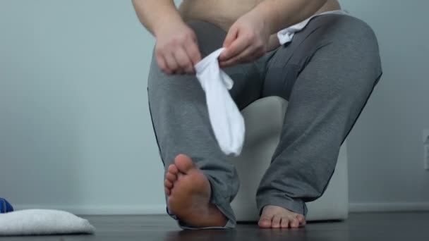 Obez erkek fiziksel aktivite, sedanter yaşam eksikliği neredeyse çorap, koyarak — Stok video
